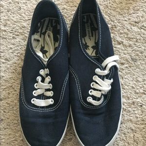 Tennis shoes